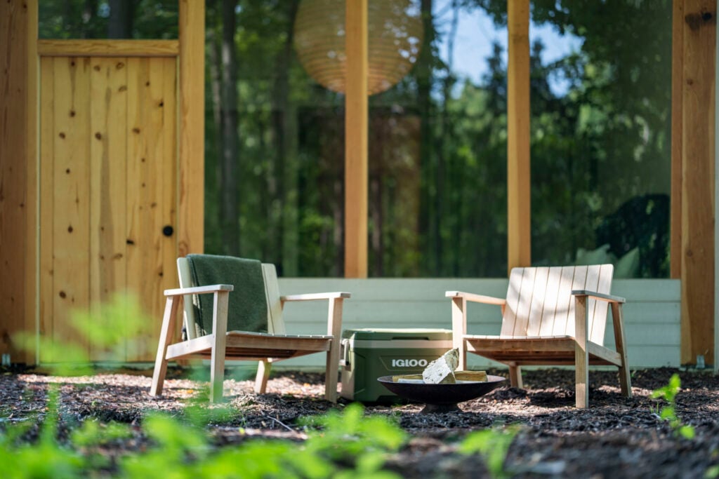 Fields Cottage - King front porch with chairs