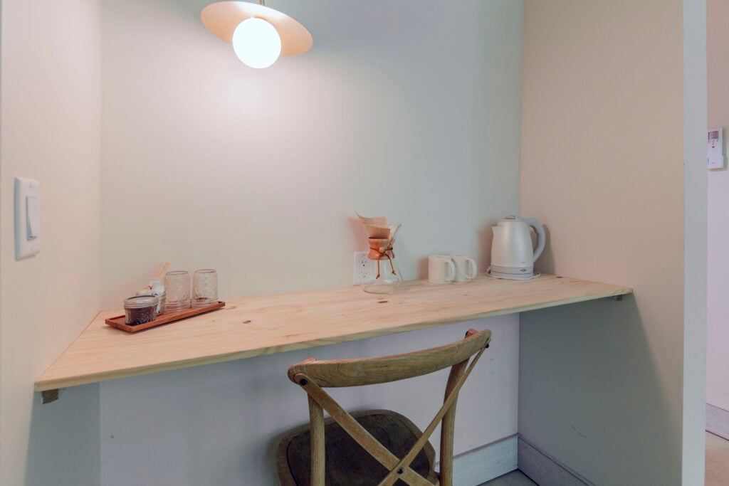 Fields Cottage - King coffee area